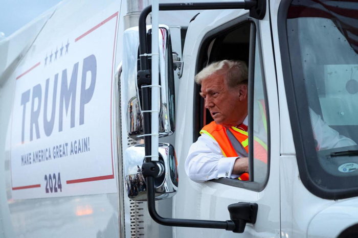Donald Trump en phase MAGA revêtu d'une tenue d'éboueur

en dérision des déclrations de J. Biden