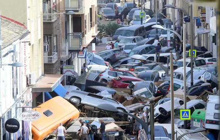 Rues encombrées d'épaves de véhicules suite aux intempéries survenues

dans la région de Valence en Espagne