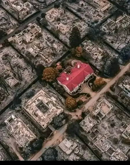 Villa épargnée par le feu dans un quartie de Los Angeles