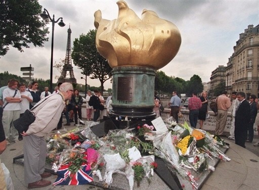 Flamme servant de memorial Lady Di sur le pont de l'Alma