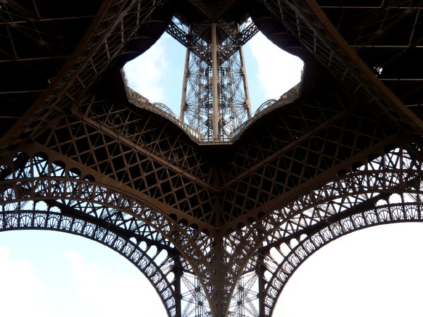 Tour Eiffel vue par en dessous