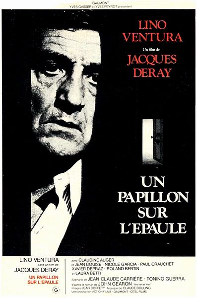 un papillon sur l'épaule