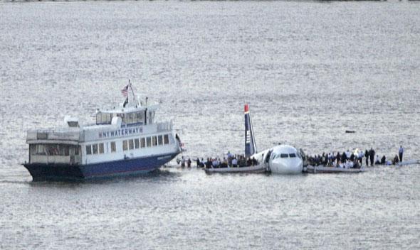 passagers sur les ailes de l'Airbus, le 15 janvier 2009 sur la rivière Hudson à New York