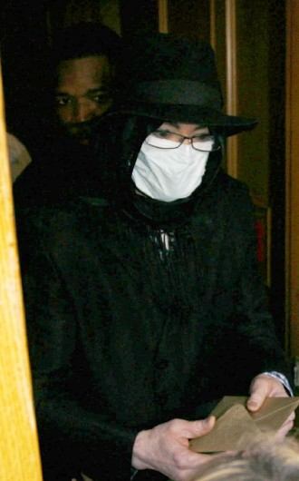 Michael Jackson portant un masque chirurgical
