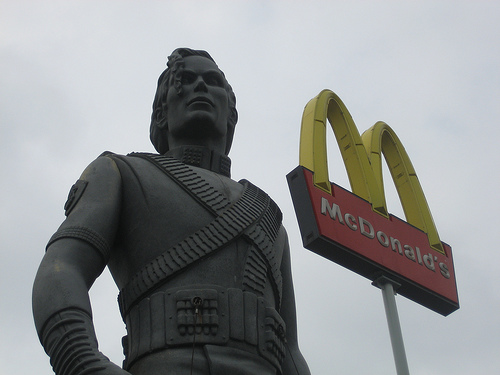 Statue de Michael Jackson devant l'enseigne Mc Donald