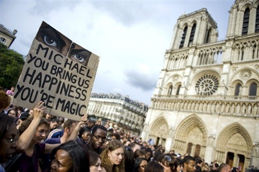 Fans de Michael Jackson réunis sur le Parvis de la cathédrale "Notre Dame" de Paris