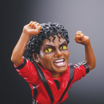 Statuette représentant Michael Jackson en costume de Thriller