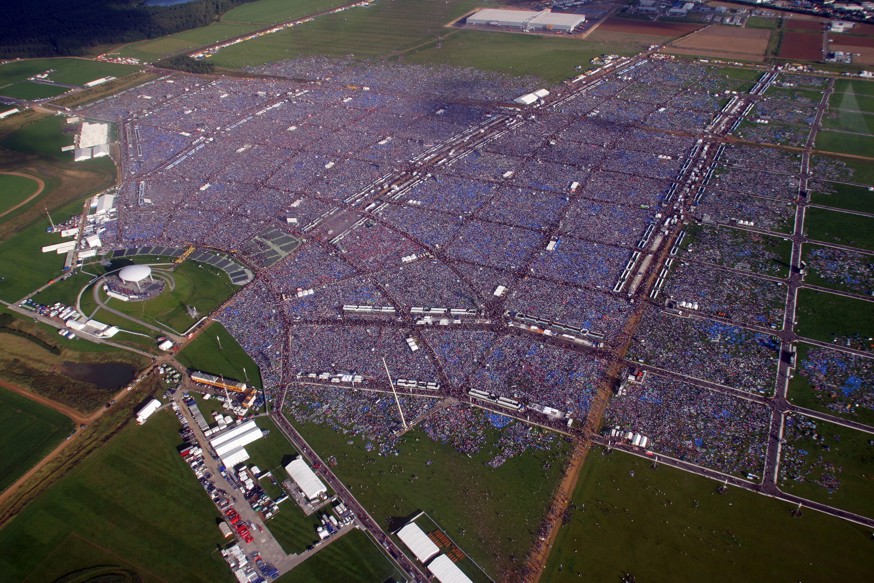 Messe dominicale pendant les JMJ 2005 à Cologne sur le Marienfeld