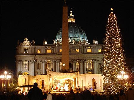 Basilique St Pierre avec son obélisque et son sapin au Vatican