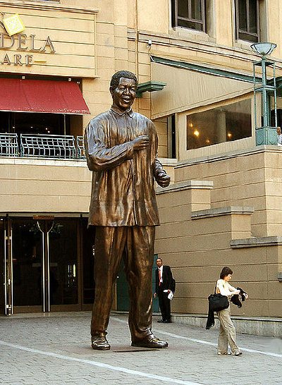 statue haute de 6 metres - Nelson Mandela Square, Sandton, Johannesburg