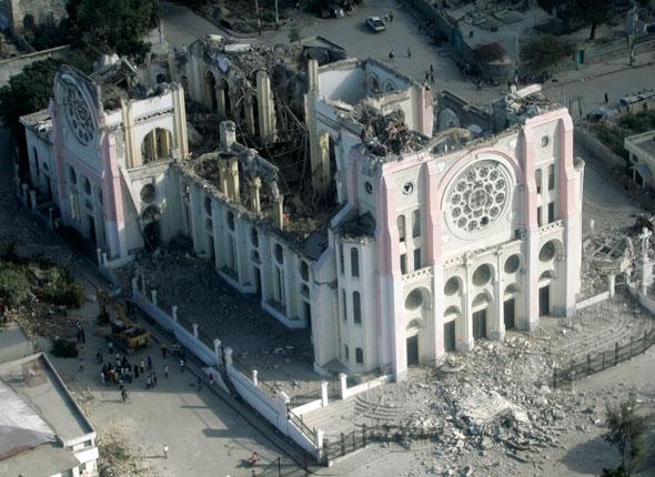 Cathédrale Notre Dame après le séisme du 12 Janvier 2010 à Port au Pince