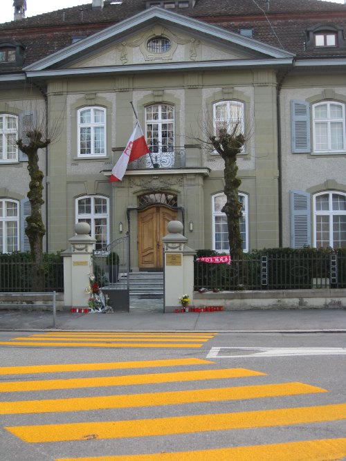 — Drapeau en berne à Berne — Ambassade de pologne —