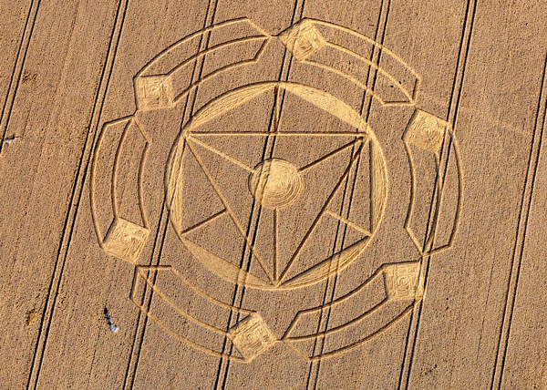 Crop-circle découvert le 9 Août à Horton, près de Devizes, dans le Wiltshire