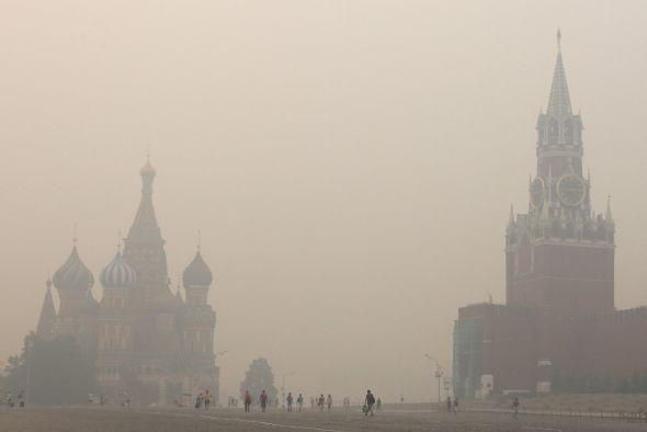 Cathédrale St Basile et Tour Spaskaïa en bordure de Place Rouge à Moscou