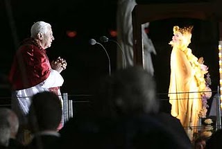 Benoît XVI agenuoillé dans la grotte de Lourdes en Septembre 2008