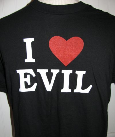 — "T-shirt" "I love evil" ("J'aime le mal") —