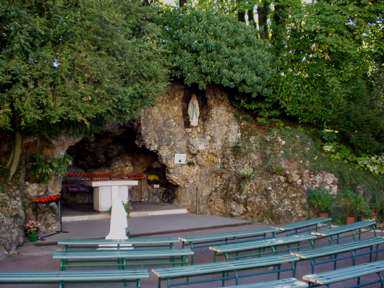 réplique de la grotte de lourdes à Nevers