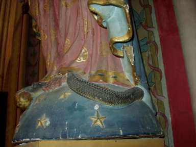 serpent écrasé sous le pied de "marie"