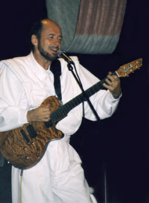 Raël jouant de la guitare