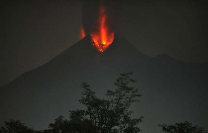 Eclairs et nuages de cendres sur le mont Merapi   vus depuis le village de Klaten sur l'île de Java en Indonesie