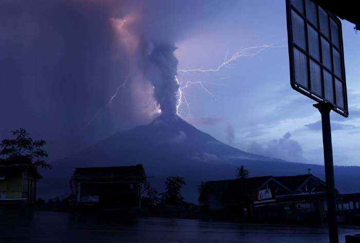 Eclairs et nuages de cendres sur le mont Merapi   vus depuis le village de Ketep village sur l'île de Java en Indonesie