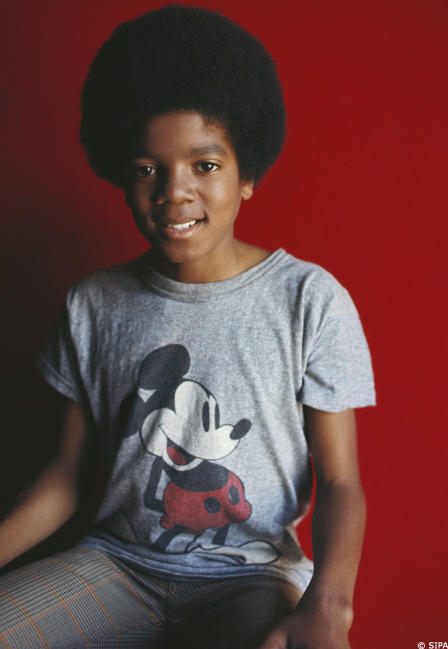 - Michael Jackson enfant portant un "T-shirt" Mickey Mouse -