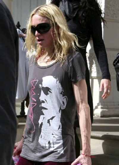 - Madonna portant un T-shirt en signe de soutien à "Obama" -