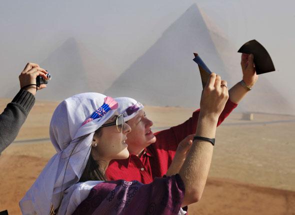 Eclipse du 04/01/2011 observée en Egypte près des pyramides 