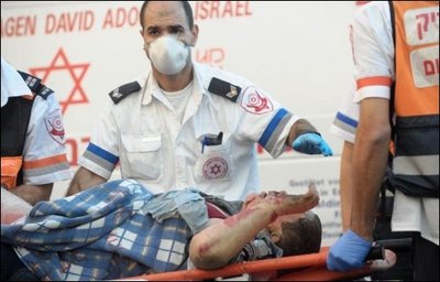 Evacuation d'un policier blessé avec le Magen David en arrière plan.