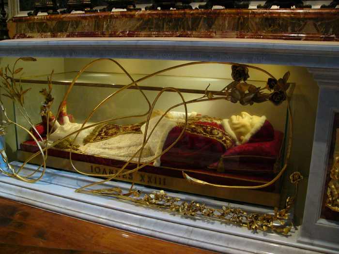Corps de Jean XXIII dans sa ch-asse dans la Basilique St Pierre 