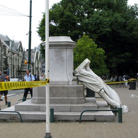 Statue renversée à Christchurch par le tremblement de terre de Février 2011 