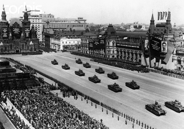 Défilé militaire sur la Place Rouge 