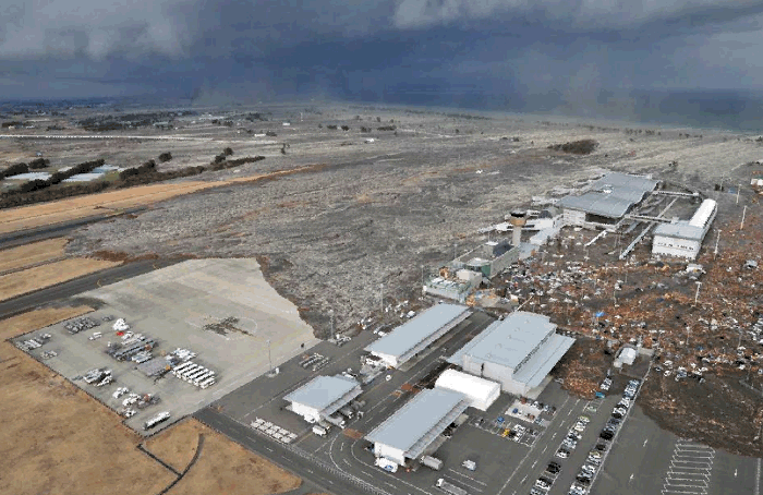Tsunami déferlant sur l'aéroport à Sendaï le 11 Mars 2011