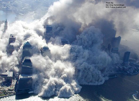 Tours du WTC en flammes le 11/09/2001