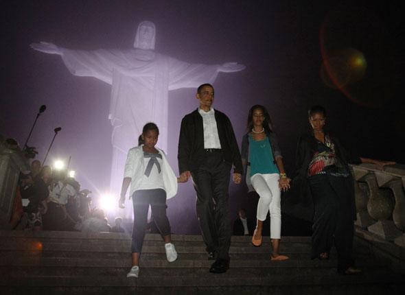 Famille Obama en visite sur le site du Christ Redempteur à Rio de Janeiro