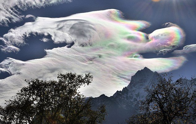 nuages irisés au-dessus de l'Everest