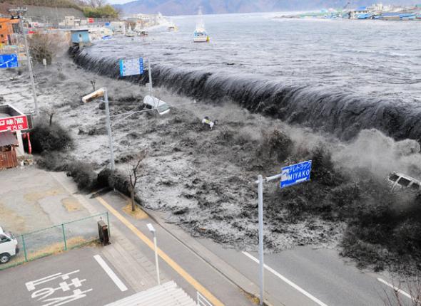 Une vague dans les rues de Miyako, après le tsunami, le 13 mars 2011.