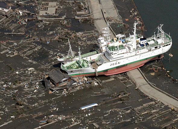 Un bateau échoué contre une maison à Sendai, le 14 mars 2011