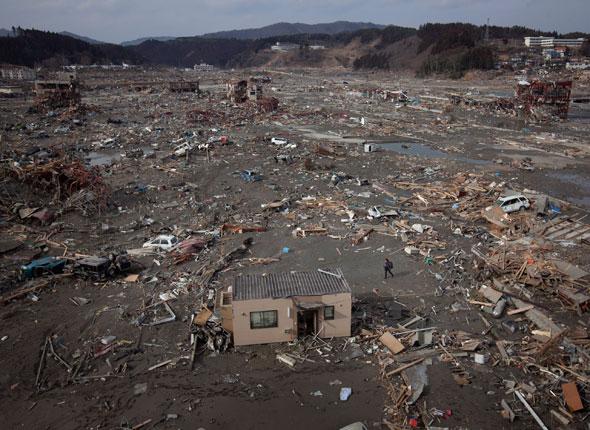 Un homme marche dans ce qui reste de la ville de Minamisanriku, le 14 mars 2011.