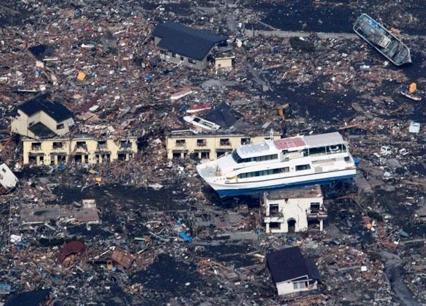 Un ferry est échoué sur le toit d'une maison à Otsuchi, le 13 mars 2011.
