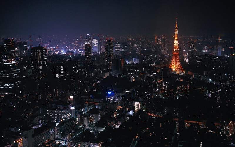 Tour de Tokyo dans son environnement urbain