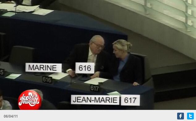 Capture d'écran: Le Petit Journal du 6 Avril 2011  — Siège 616 et 617 — Jean Marie Le Pen et sa fille Marine — Parlement Européen à Strasbourg —