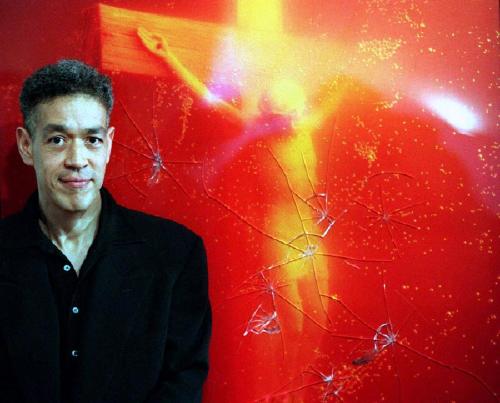 Andres Serrano devant son "œuvre" "Piss Christ"