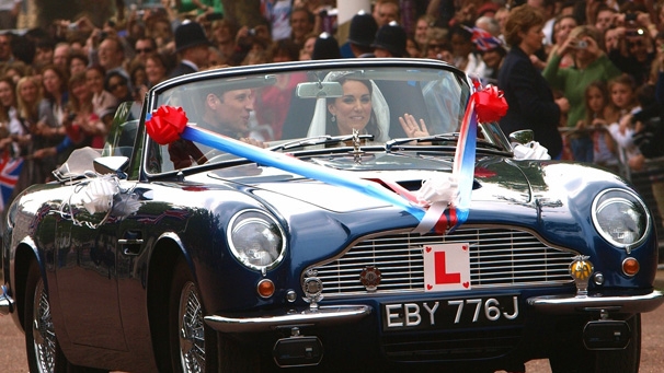 William et Kate à bord de l'Aston Martin du prince charles