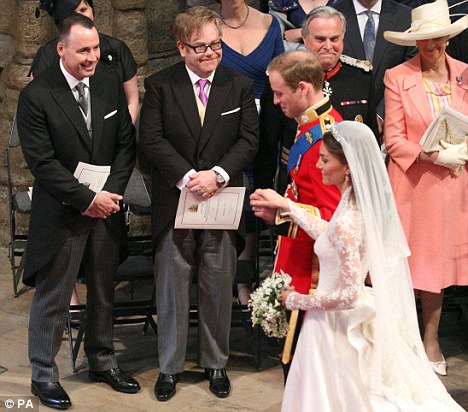 William et Kate passant devant un couple...  Sir Elton John et David Furnish, son partenaire civil<vide>