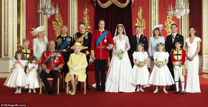 William et Kate entourés de leurs familles  Photo officielle