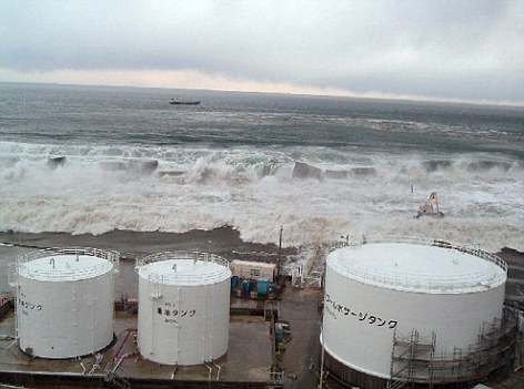 Tsunami déferlant sur la centrale de Fukushima