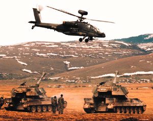 hélicoptère apache et char