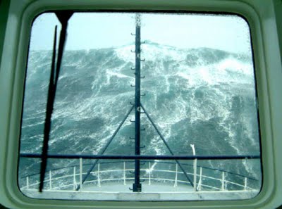 Proue d'un navire et vagues scélérates