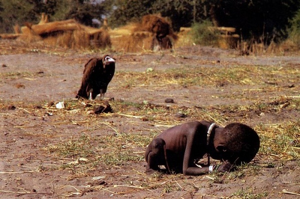 Enfant en train de mourir guetté par un vautour pris par Kevin Carter en Mars 1993